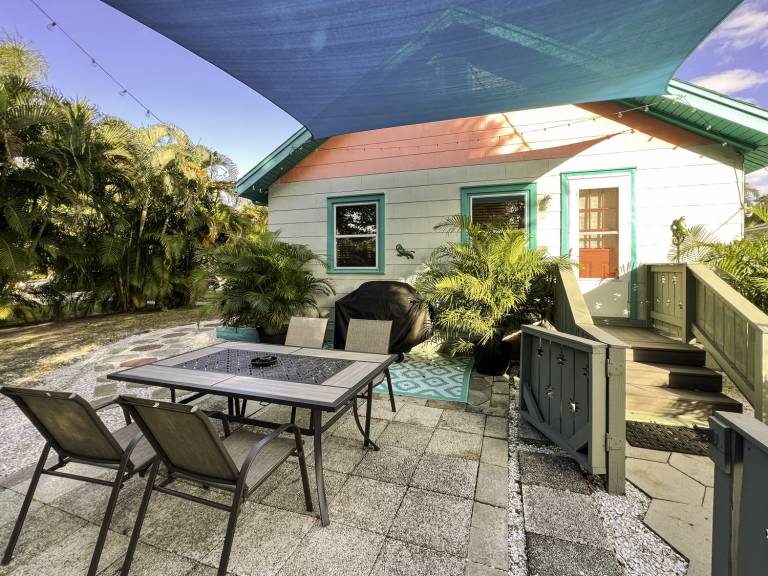 Tyn and Marty's Old Fashioned Summer Cottage — photo 4
