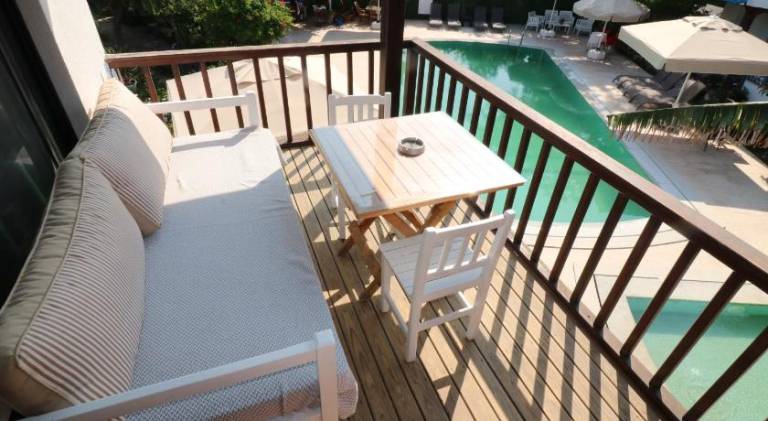 Serviced apartment with garden, patio & pool — photo 3