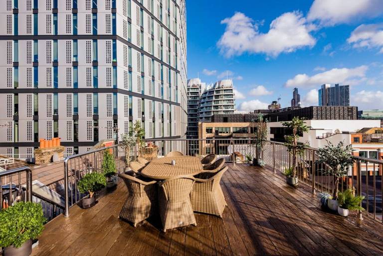 East London loft penthouse with epic roof terrace and loads of space — photo 3