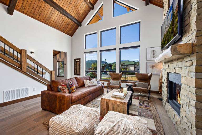 The Bear's Getaway - Jacuzzi, Indoor/Outdoor Fireplace, Fantastic Location! — photo 3