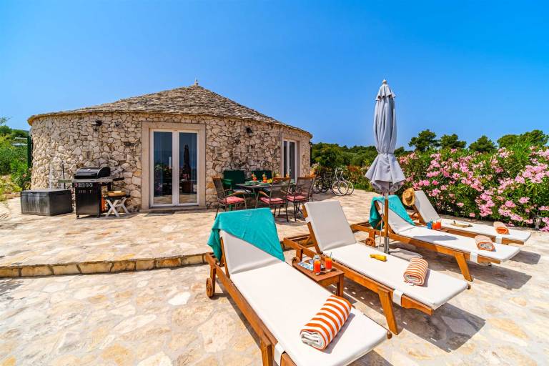 Authentic Island Bunja House with pool in Supetar