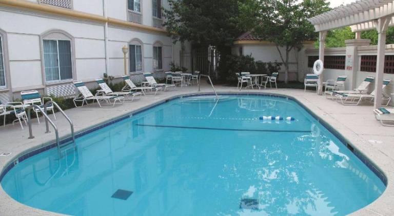 La Quinta Inn & Suites by Wyndham St. Louis Westport — photo 5