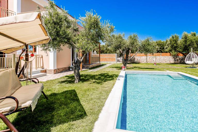 Villa with garden, private pool & grill — photo 2