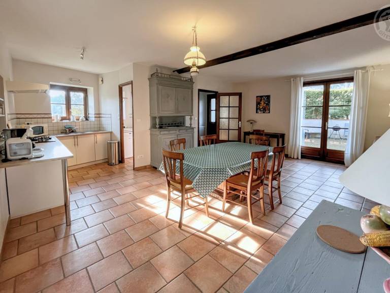 Cottage with yard, BBQ & pool | Pets allowed — photo 2