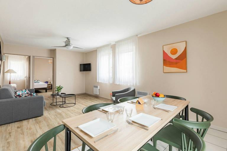 Serviced apartment with yard & patio | Perfect for remote work — photo 2
