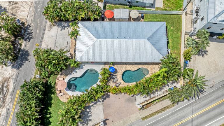 Vacation home with private pool & grill — photo 3