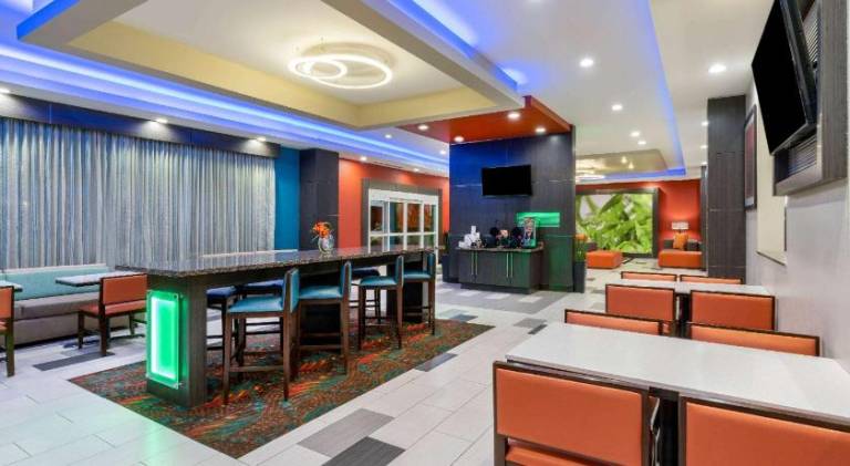 La Quinta Inn & Suites by Wyndham Muskogee — photo 4