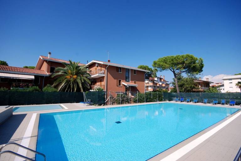 Rental apartment with terrace & pool | Garden view in Udine