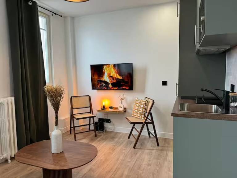 Holiday apartment with 1 room for 4 persons in Meudon
