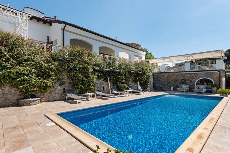 Villa Antonia Exclusive Apartment in Villa with Pool and Tennis Court in Laigueglia