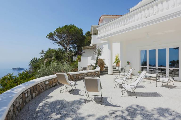 Villa with patio & yard — photo 4