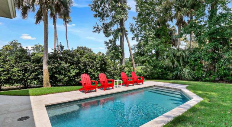 Vacation home with pool — photo 4