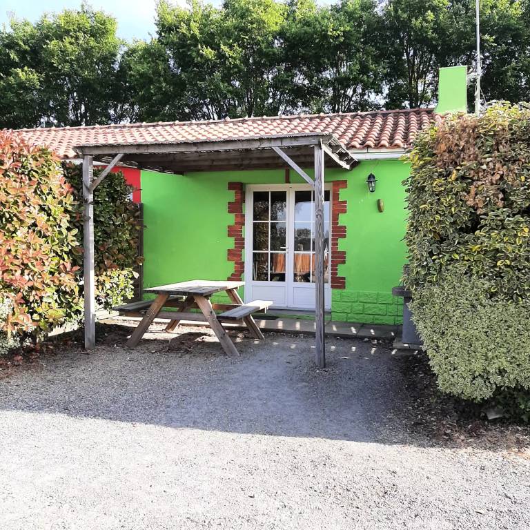 Camping Les P'tites Maisons dans la Prairie - Vacation rentals - 2 bedrooms 6 people — photo 3