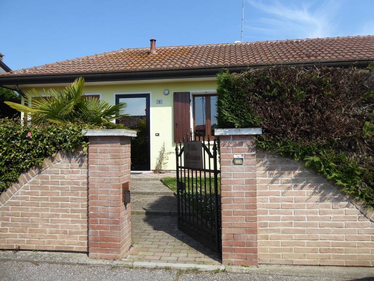 Spacious villa with barbeque, garden & terrace | Pets are welcome in Rovigo