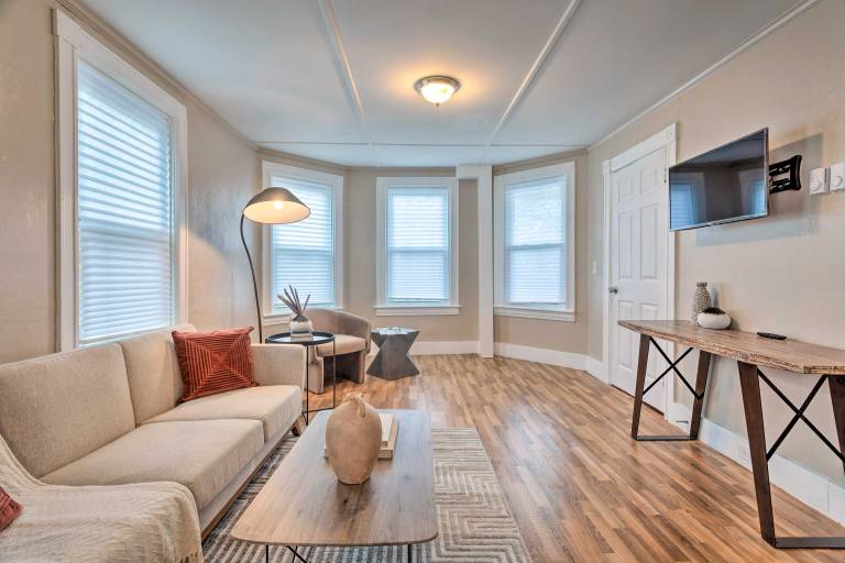 Cozy Chic Attleboro Apt 1 Mi to Dining & Zoo