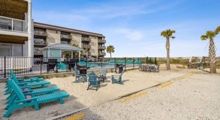 The Reef - Cozy Hideaway - Private Patio - Located Steps from the Beach — photo 4