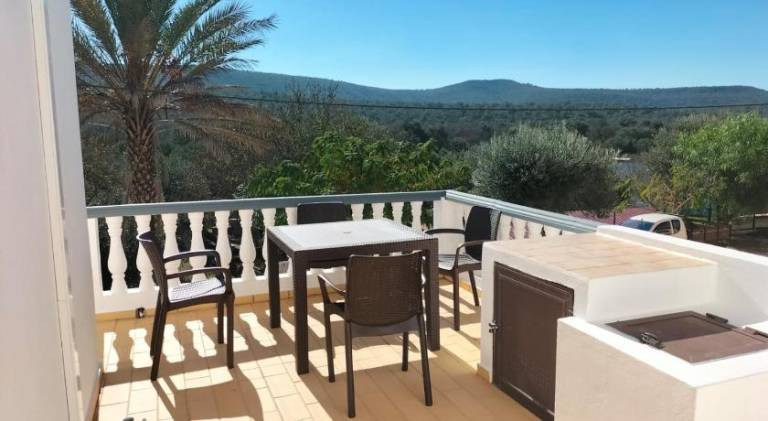Fully equipped vacation home with terrace, yard & pool | Pets allowed — photo 3