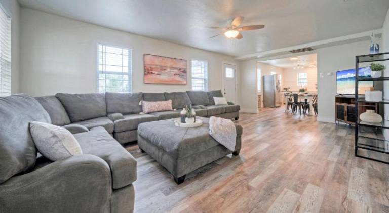 Near Beach Dining in Golf Cart Zone Private Balcony Salty Sunshine B in Port Aransas, TX