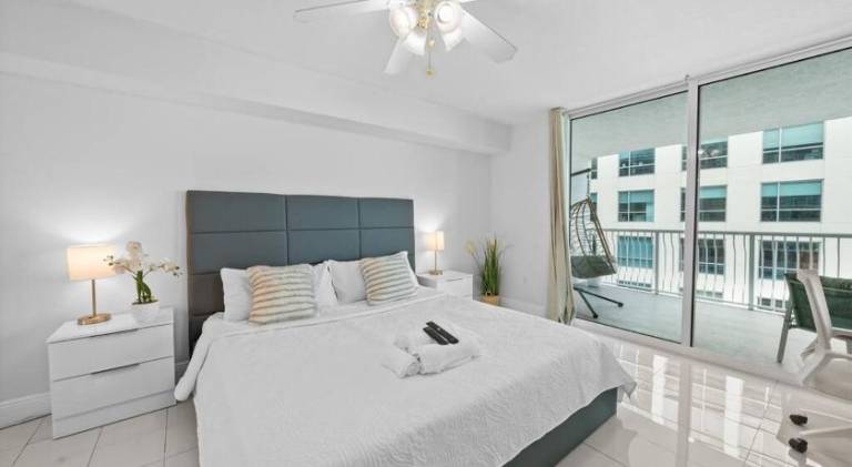 Luxury 36th Floor Suite, 2 Bedrooms & 3 Beds, 1 King, 1 Queen, Balcony w Sea View, Free Parking in Miami, FL