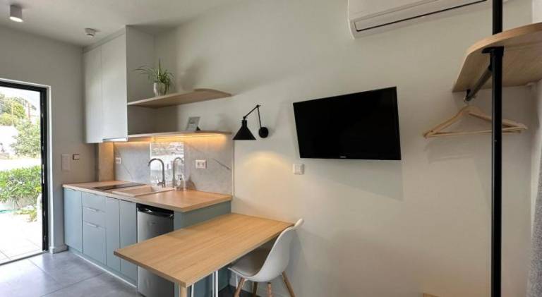 Rental apartment with patio & yard — photo 2