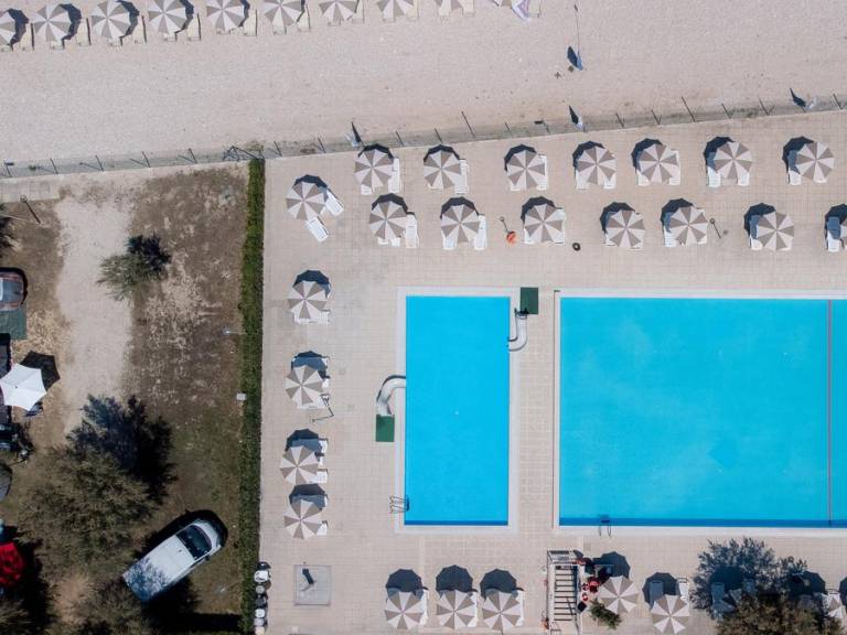 Mobile home with pool & patio — photo 2