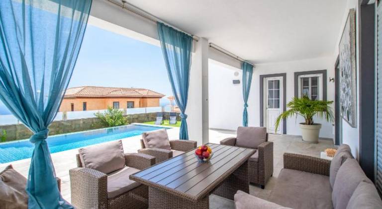Villa with pool — photo 4