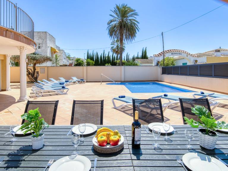 Fully equipped lovely house with yard, patio & private pool | Dogs allowed — photo 2