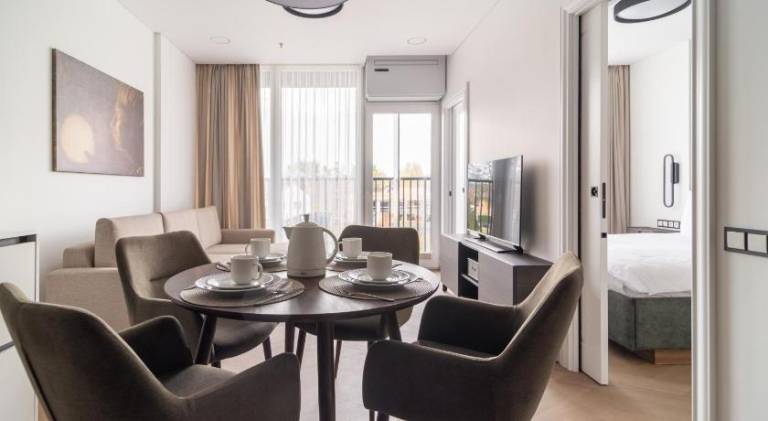 Serviced apartment with sauna, patio & pool — photo 4