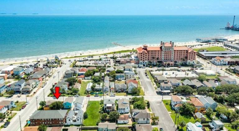 Casa Azul - 2 Blocks to Beach, Near Historic Strand, Private Yard! — photo 5