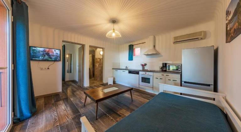 Lovely serviced apartment with BBQ, garden & pool | Pets allowed — photo 2