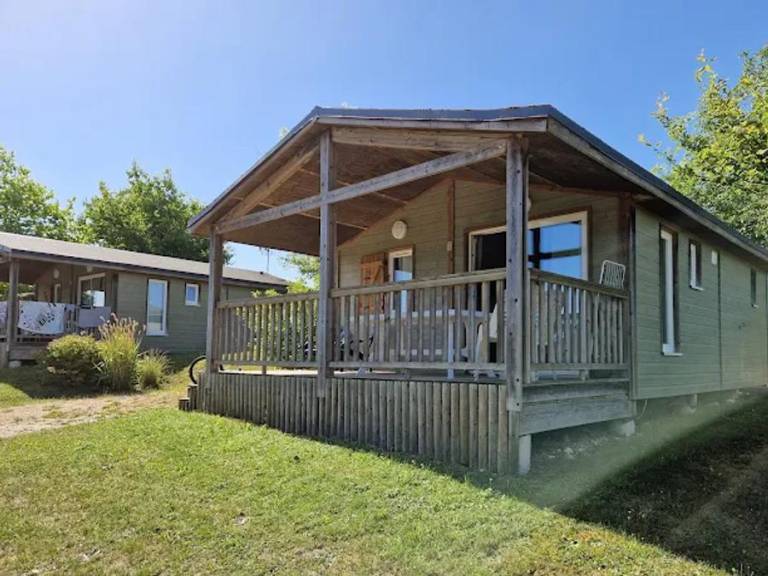 Family-oriented charming chalet with heated pool & patio | Lake view | Pet-friendly — photo 3