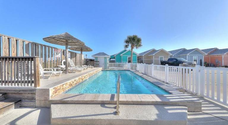 Vacation home with pool — photo 4