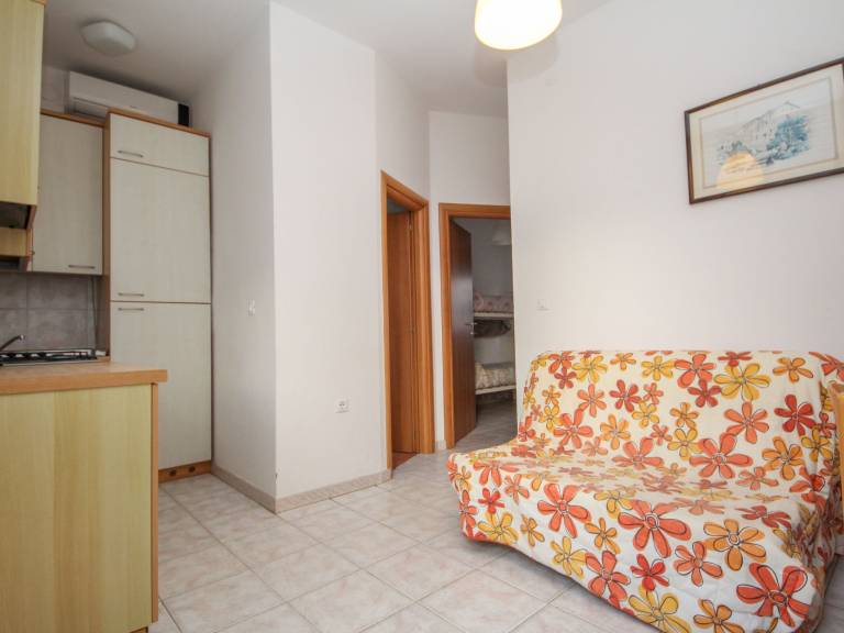 Holiday apartment with patio & yard — photo 4