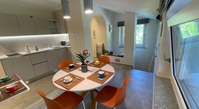Rental apartment with patio & yard — photo 3