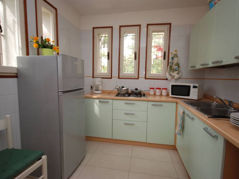 Holiday apartment with patio & yard — photo 3