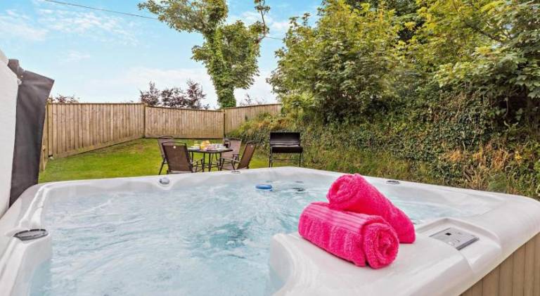 Apartment with jacuzzi | Pet-friendly — photo 3