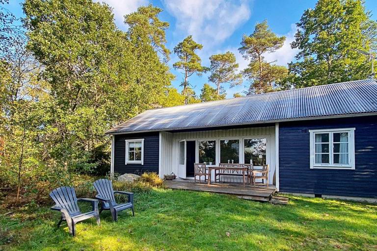 Vacation home with terrace & BBQ | Pet-friendly in Hassleholm