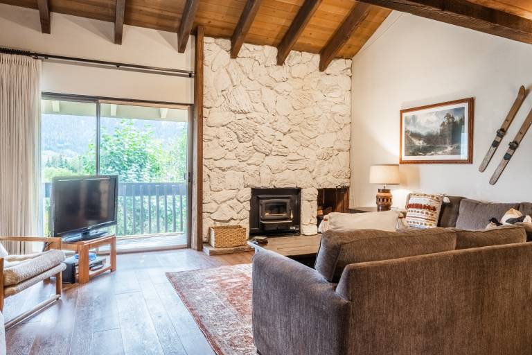 Family-friendly beautiful vacation home with patio, grill & jacuzzi | Mountain view | Pets are welcome in Mammoth Lakes, CA
