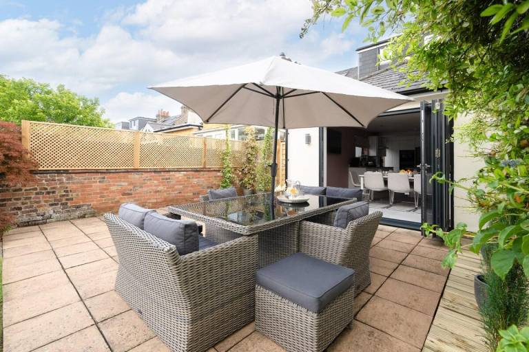 Luxury Family Home in Central Windsor with Garden — photo 4