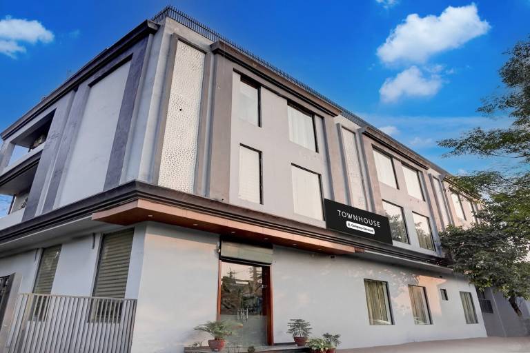 Townhouse by OYO Red Cross Amritsar Formerly Amar Villa