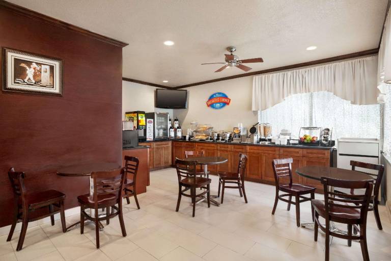 Baymont by Wyndham Clute/Lake Jackson — photo 4