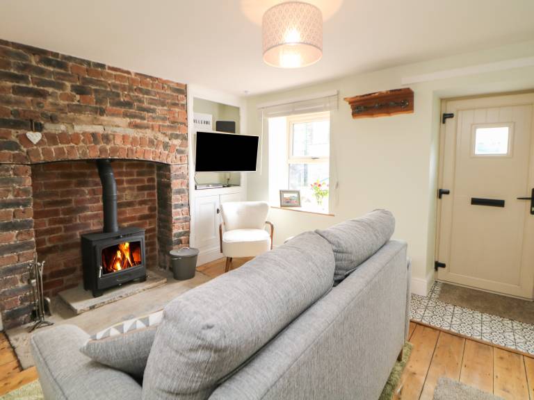 Cottage with garden — photo 4