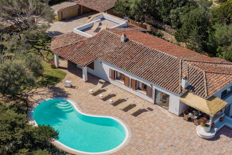 Big villa with patio, barbeque & private pool | Water view | Pet-friendly in Olbia