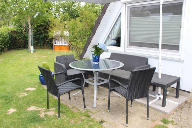 House with BBQ, garden & patio — photo 3