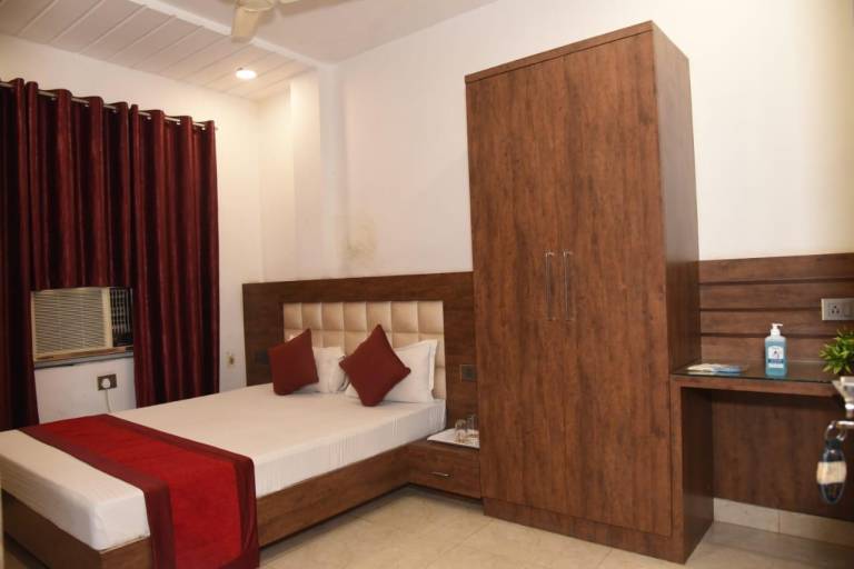 Hotel New M I Plaza