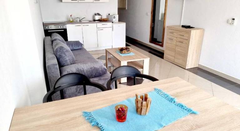 Lovely serviced apartment with patio & grill | Pets allowed — photo 3