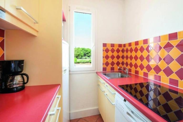 Charming holiday apartment with patio, yard & pool | Next to the beach | Pets allowed — photo 5