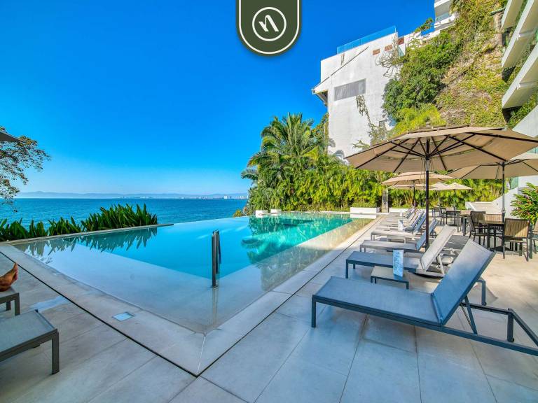 Luxury 3 BR Condo Beachfront Multiple Pools