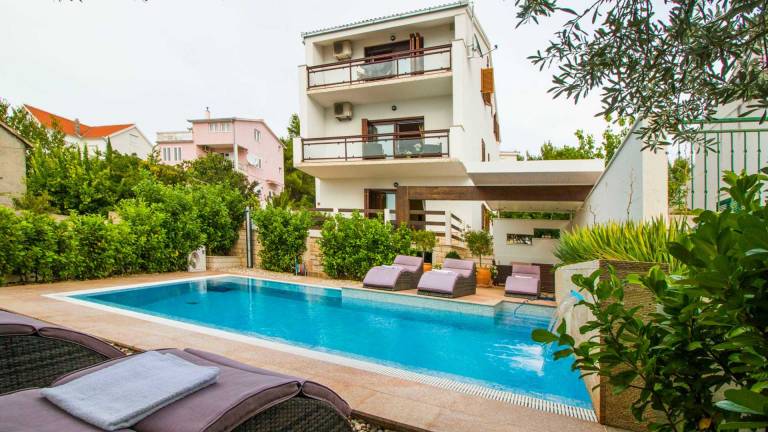 Children-friendly pleasant villa with yard, barbeque & patio | Pool view | Close to the beach | Pet-friendly in Okrug