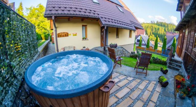 Chalet with sauna & hot tub in Poronin